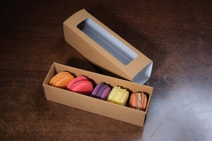 Cutie macarons cu fereastra, set de 5 buc, prezentând macarons colorate pe un fundal din lemn
