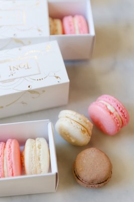 Cutie macarons cu 5 buc, inclusiv macarons roz, alb, și maroniu, prezentate elegant în cutie cu fereastră.